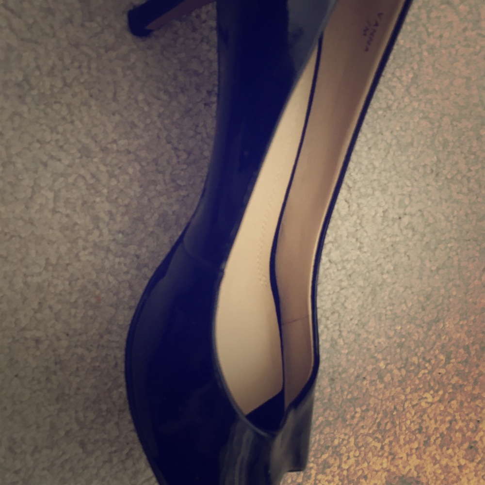 Ellen Tracy peep toe patent leather 2” heel